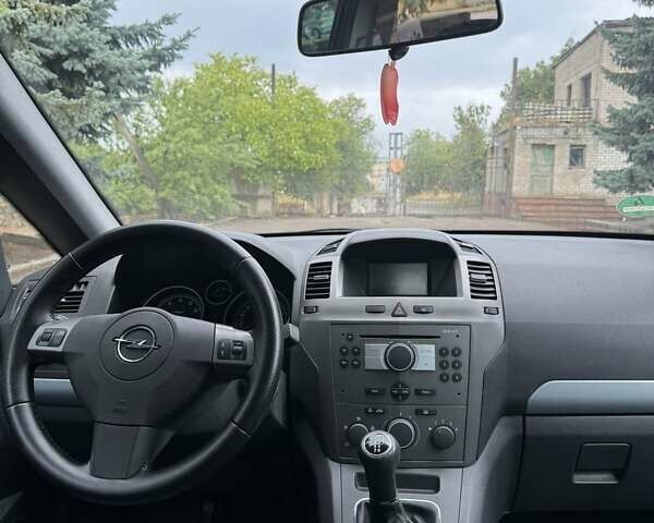 Серый Опель Зафира, объемом двигателя 1.6 л и пробегом 184 тыс. км за 6200 $, фото 1 на Automoto.ua
