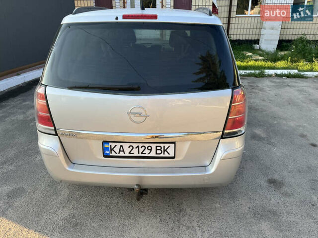 Серый Опель Зафира, объемом двигателя 1.6 л и пробегом 286 тыс. км за 5000 $, фото 1 на Automoto.ua