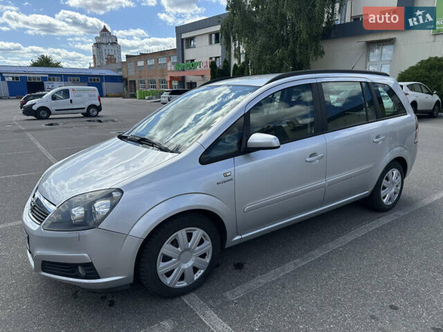 Серый Опель Зафира, объемом двигателя 1.6 л и пробегом 217 тыс. км за 5500 $, фото 1 на Automoto.ua