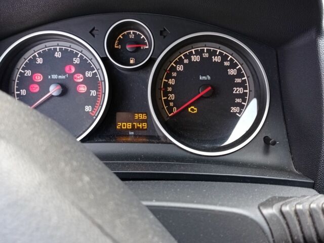 Серый Опель Зафира, объемом двигателя 1.6 л и пробегом 208 тыс. км за 5200 $, фото 5 на Automoto.ua