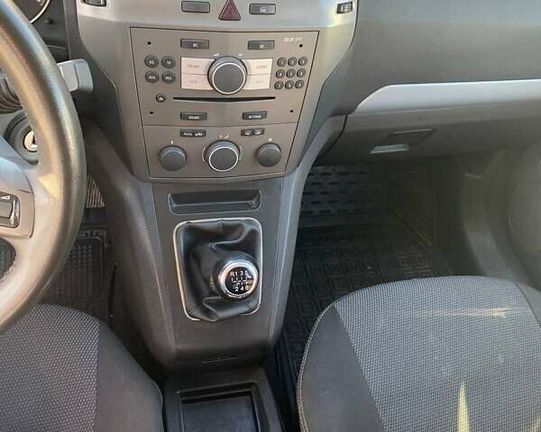 Серый Опель Зафира, объемом двигателя 1.9 л и пробегом 260 тыс. км за 5900 $, фото 19 на Automoto.ua