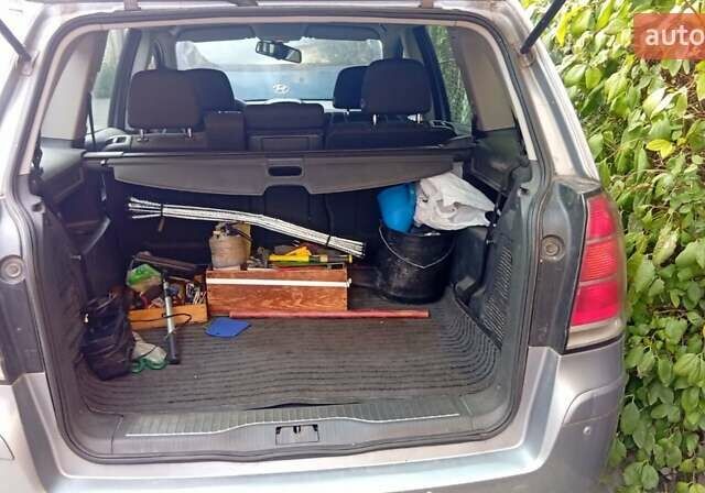 Серый Опель Зафира, объемом двигателя 1.9 л и пробегом 270 тыс. км за 4500 $, фото 9 на Automoto.ua