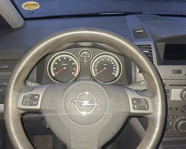 Серый Опель Зафира, объемом двигателя 1.8 л и пробегом 246 тыс. км за 5600 $, фото 13 на Automoto.ua