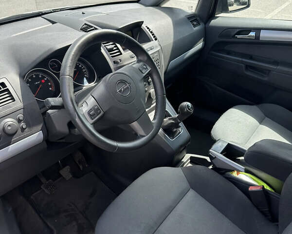 Серый Опель Зафира, объемом двигателя 1.6 л и пробегом 217 тыс. км за 5500 $, фото 19 на Automoto.ua