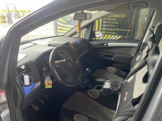 Серый Опель Зафира, объемом двигателя 1.9 л и пробегом 326 тыс. км за 5500 $, фото 7 на Automoto.ua