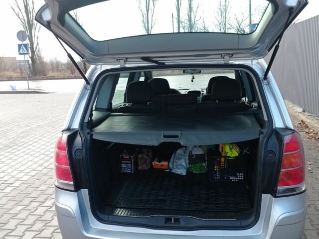 Серый Опель Зафира, объемом двигателя 1.6 л и пробегом 208 тыс. км за 5200 $, фото 4 на Automoto.ua