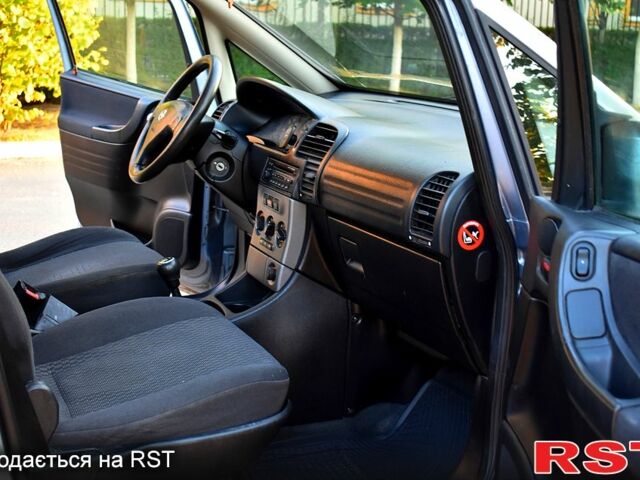 Серый Опель Зафира, объемом двигателя 2.2 л и пробегом 237 тыс. км за 4200 $, фото 3 на Automoto.ua