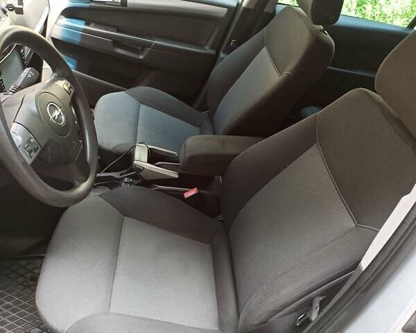 Серый Опель Зафира, объемом двигателя 1.9 л и пробегом 284 тыс. км за 4900 $, фото 12 на Automoto.ua