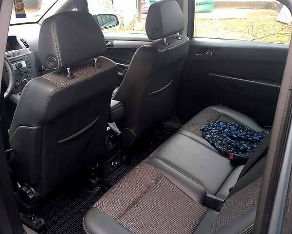 Серый Опель Зафира, объемом двигателя 1.8 л и пробегом 260 тыс. км за 6000 $, фото 1 на Automoto.ua