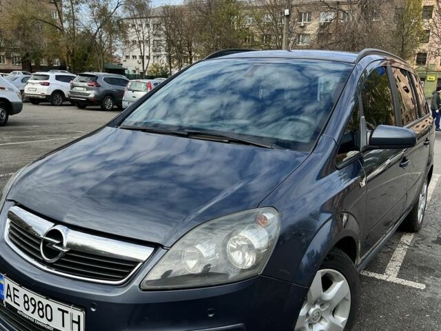 Серый Опель Зафира, объемом двигателя 1.6 л и пробегом 290 тыс. км за 5600 $, фото 1 на Automoto.ua