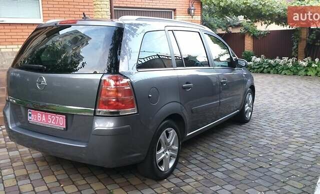 Серый Опель Зафира, объемом двигателя 1.6 л и пробегом 211 тыс. км за 5400 $, фото 3 на Automoto.ua