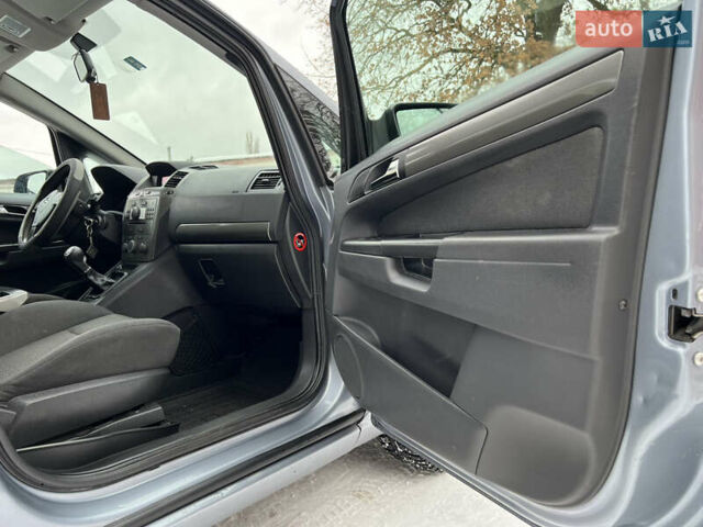 Серый Опель Зафира, объемом двигателя 1.6 л и пробегом 291 тыс. км за 3950 $, фото 36 на Automoto.ua