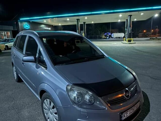 Серый Опель Зафира, объемом двигателя 1.6 л и пробегом 270 тыс. км за 5000 $, фото 1 на Automoto.ua
