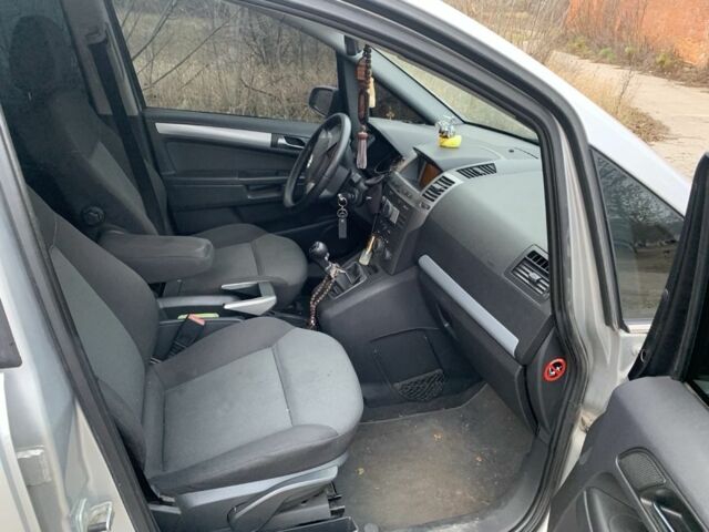 Серый Опель Зафира, объемом двигателя 1.9 л и пробегом 352 тыс. км за 3000 $, фото 5 на Automoto.ua