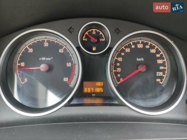 Серый Опель Зафира, объемом двигателя 1.9 л и пробегом 337 тыс. км за 2700 $, фото 18 на Automoto.ua