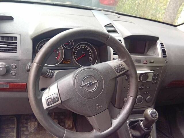 Серый Опель Зафира, объемом двигателя 1.9 л и пробегом 200 тыс. км за 6000 $, фото 4 на Automoto.ua