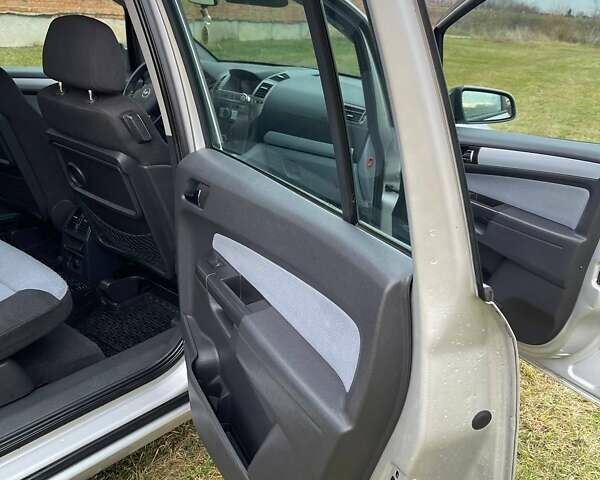 Серый Опель Зафира, объемом двигателя 1.8 л и пробегом 218 тыс. км за 4999 $, фото 20 на Automoto.ua