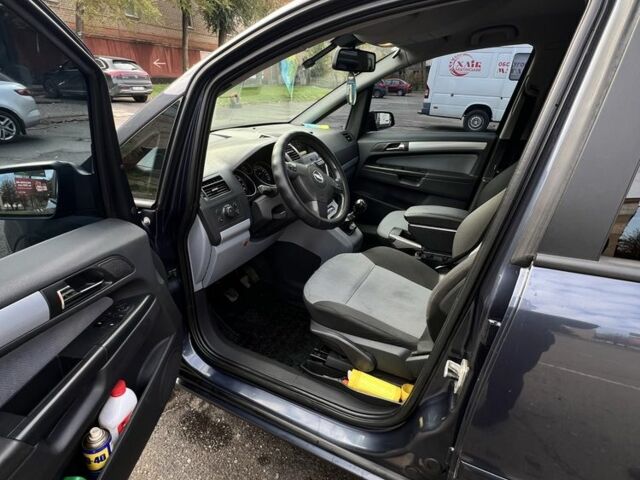 Серый Опель Зафира, объемом двигателя 1.6 л и пробегом 290 тыс. км за 5600 $, фото 3 на Automoto.ua