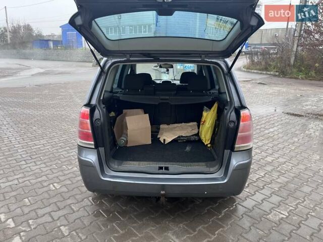 Серый Опель Зафира, объемом двигателя 1.9 л и пробегом 271 тыс. км за 2850 $, фото 1 на Automoto.ua