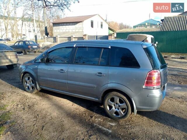 Серый Опель Зафира, объемом двигателя 1.8 л и пробегом 300 тыс. км за 4500 $, фото 2 на Automoto.ua