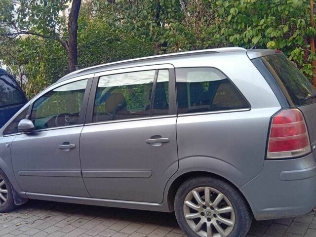 Серый Опель Зафира, объемом двигателя 1.9 л и пробегом 200 тыс. км за 6000 $, фото 1 на Automoto.ua