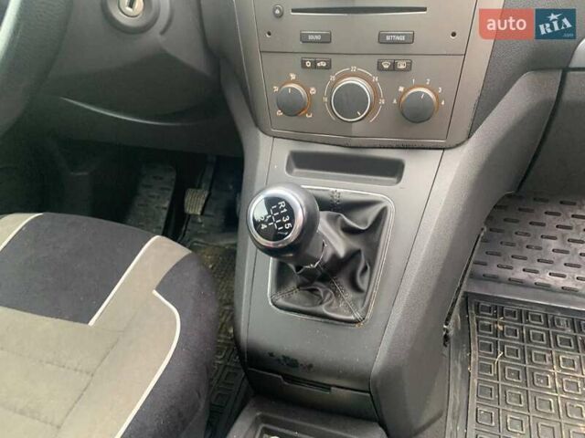 Серый Опель Зафира, объемом двигателя 1.6 л и пробегом 215 тыс. км за 5788 $, фото 3 на Automoto.ua