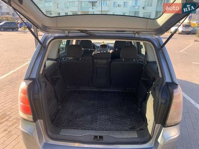 Серый Опель Зафира, объемом двигателя 1.9 л и пробегом 260 тыс. км за 5900 $, фото 30 на Automoto.ua