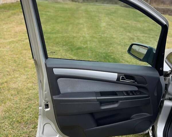 Серый Опель Зафира, объемом двигателя 1.8 л и пробегом 218 тыс. км за 4999 $, фото 36 на Automoto.ua