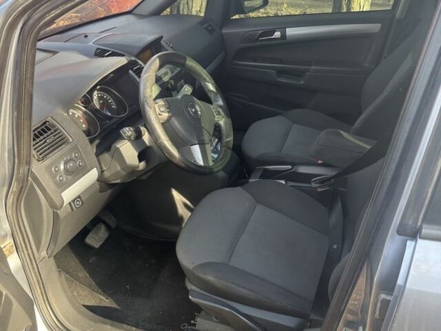 Серый Опель Зафира, объемом двигателя 1.8 л и пробегом 300 тыс. км за 4200 $, фото 4 на Automoto.ua