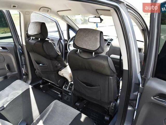 Серый Опель Зафира, объемом двигателя 1.9 л и пробегом 309 тыс. км за 4600 $, фото 27 на Automoto.ua