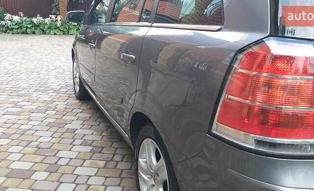 Серый Опель Зафира, объемом двигателя 1.6 л и пробегом 211 тыс. км за 5400 $, фото 7 на Automoto.ua