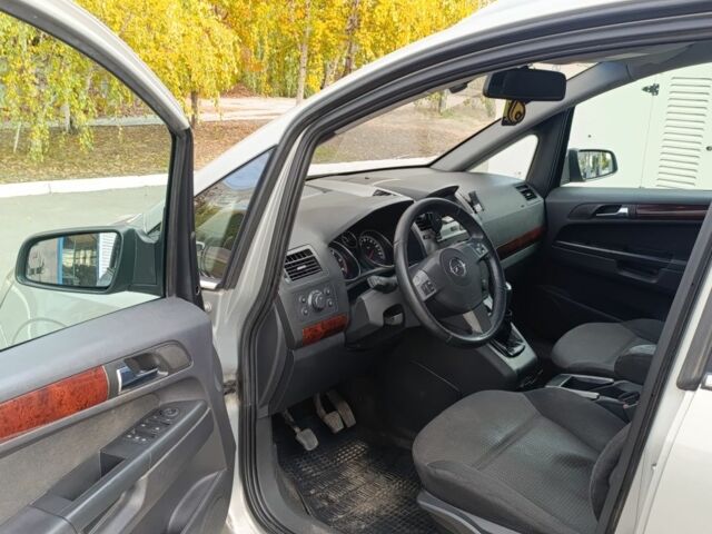 Серый Опель Зафира, объемом двигателя 1.9 л и пробегом 100 тыс. км за 2650 $, фото 4 на Automoto.ua