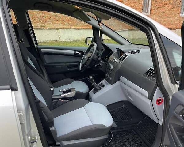 Серый Опель Зафира, объемом двигателя 1.8 л и пробегом 218 тыс. км за 4999 $, фото 28 на Automoto.ua