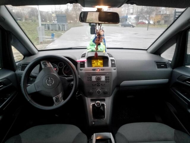 Серый Опель Зафира, объемом двигателя 1.6 л и пробегом 270 тыс. км за 5600 $, фото 6 на Automoto.ua