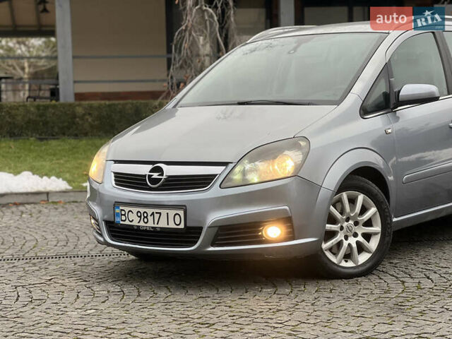 Серый Опель Зафира, объемом двигателя 1.9 л и пробегом 275 тыс. км за 4900 $, фото 1 на Automoto.ua