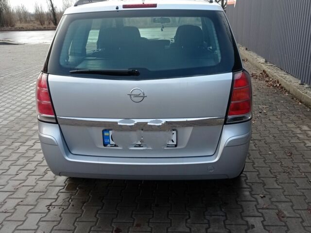 Серый Опель Зафира, объемом двигателя 1.6 л и пробегом 208 тыс. км за 5200 $, фото 2 на Automoto.ua
