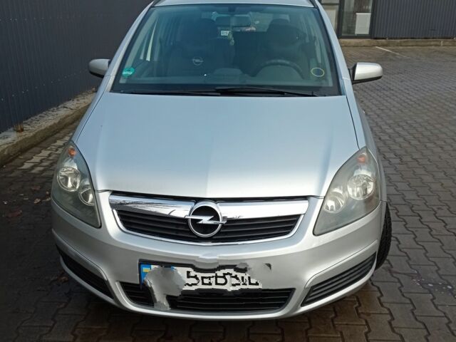 Серый Опель Зафира, объемом двигателя 1.6 л и пробегом 208 тыс. км за 5200 $, фото 1 на Automoto.ua