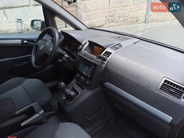 Серый Опель Зафира, объемом двигателя 1.9 л и пробегом 284 тыс. км за 4900 $, фото 2 на Automoto.ua