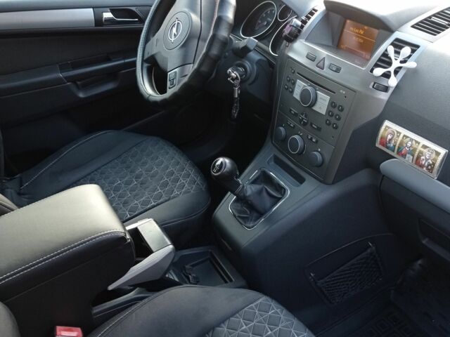 Серый Опель Зафира, объемом двигателя 1.6 л и пробегом 208 тыс. км за 5200 $, фото 3 на Automoto.ua