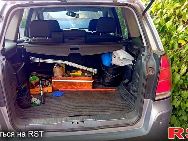 Серый Опель Зафира, объемом двигателя 1.9 л и пробегом 250 тыс. км за 5000 $, фото 4 на Automoto.ua