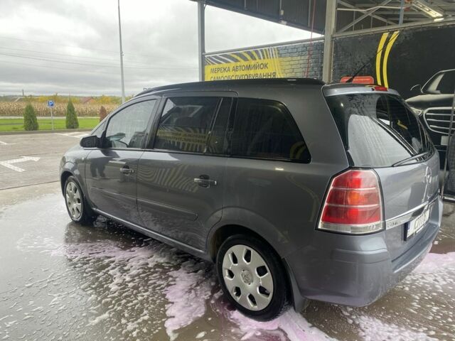 Серый Опель Зафира, объемом двигателя 1.9 л и пробегом 326 тыс. км за 5500 $, фото 1 на Automoto.ua