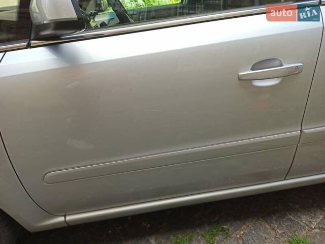 Серый Опель Зафира, объемом двигателя 1.9 л и пробегом 284 тыс. км за 4900 $, фото 1 на Automoto.ua