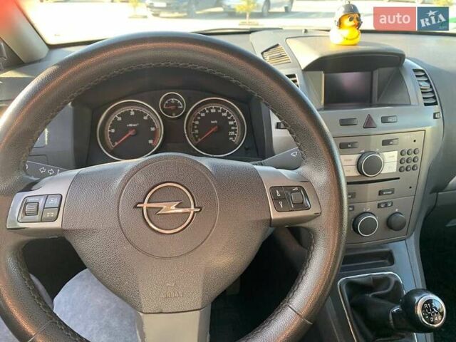 Серый Опель Зафира, объемом двигателя 1.9 л и пробегом 260 тыс. км за 5900 $, фото 16 на Automoto.ua