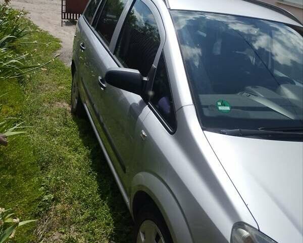 Серый Опель Зафира, объемом двигателя 2.2 л и пробегом 320 тыс. км за 5400 $, фото 2 на Automoto.ua