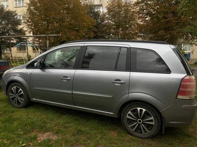 Серый Опель Зафира, объемом двигателя 1.6 л и пробегом 350 тыс. км за 3513 $, фото 2 на Automoto.ua