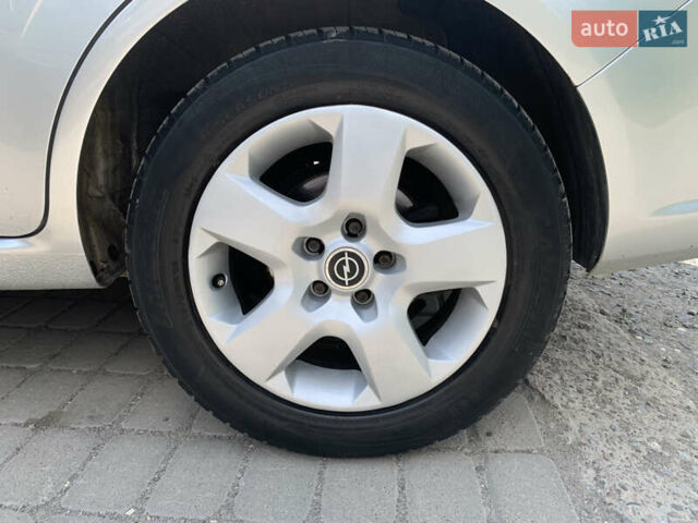 Серый Опель Зафира, объемом двигателя 1.9 л и пробегом 404 тыс. км за 6500 $, фото 10 на Automoto.ua