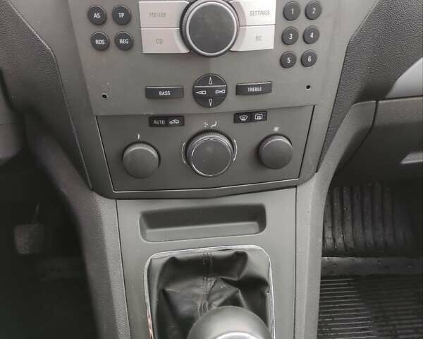 Серый Опель Зафира, объемом двигателя 1.9 л и пробегом 337 тыс. км за 2700 $, фото 17 на Automoto.ua