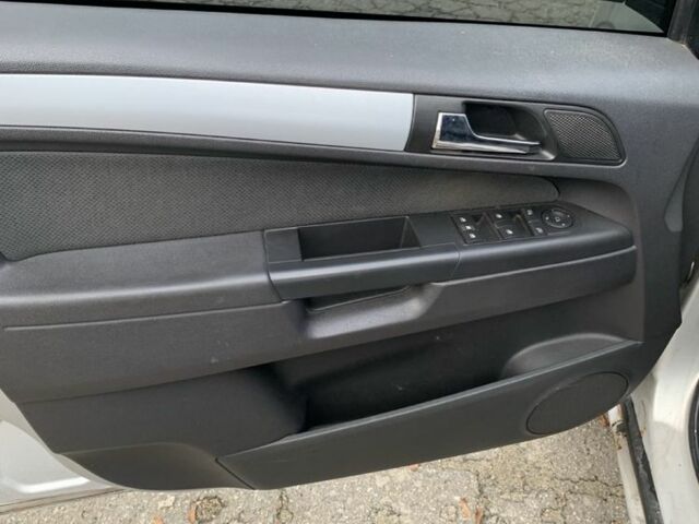 Серый Опель Зафира, объемом двигателя 1.9 л и пробегом 352 тыс. км за 3000 $, фото 2 на Automoto.ua