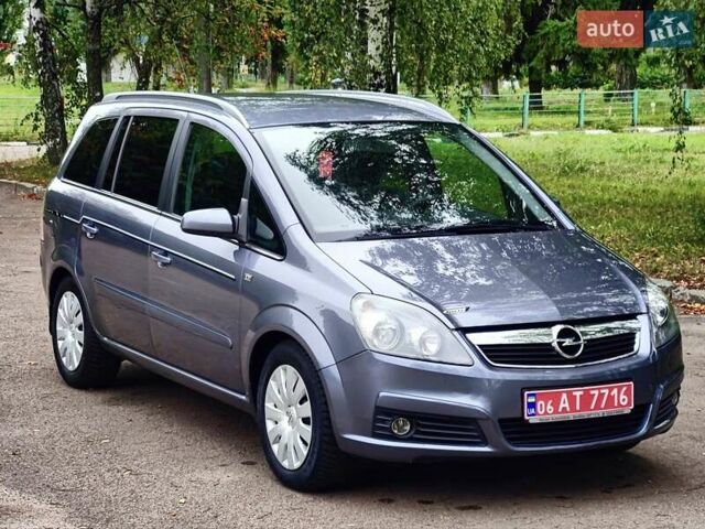 Серый Опель Зафира, объемом двигателя 1.6 л и пробегом 213 тыс. км за 4999 $, фото 3 на Automoto.ua