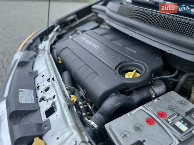 Серый Опель Зафира, объемом двигателя 1.9 л и пробегом 280 тыс. км за 4400 $, фото 17 на Automoto.ua